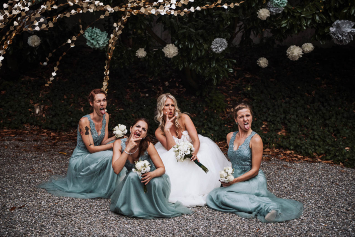 Spaß Gruppenfoto von Braut mit Trauzeuginnen