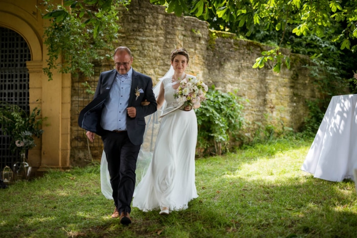 Vater führt Tochter zum Altar