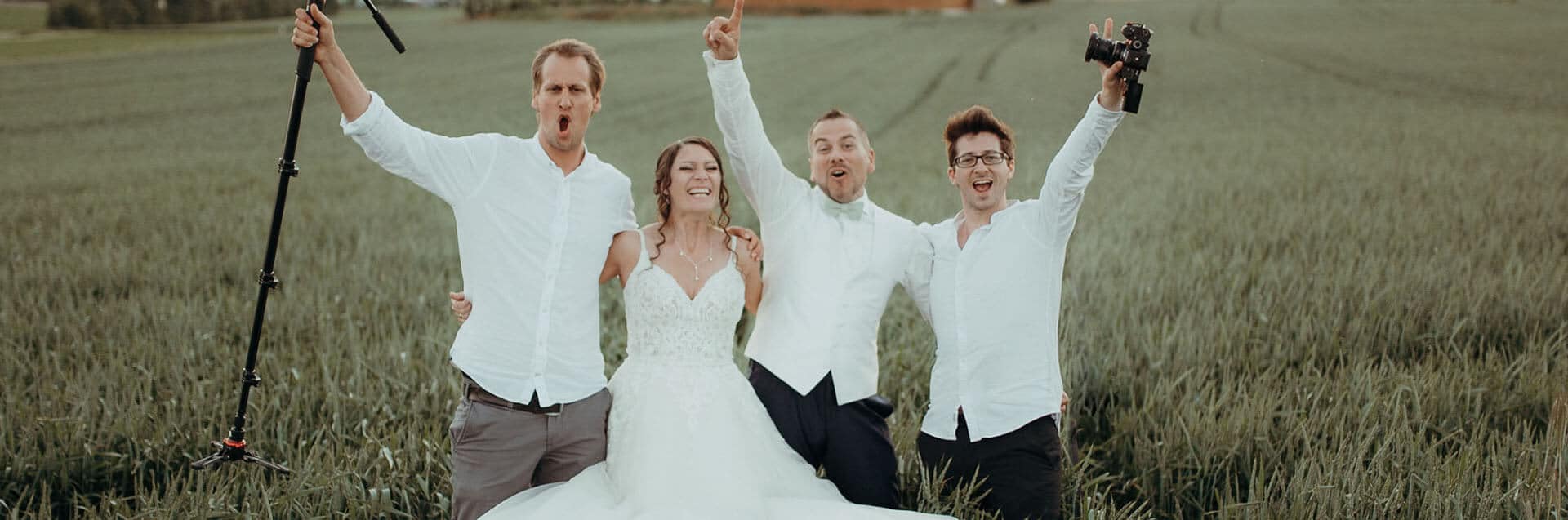 Videographen Jubeln mit dem Brautpaar auf Hochzeit.