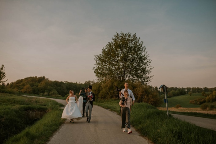 Videographen begleiten Hochzeitspaar beim Fotoshooting