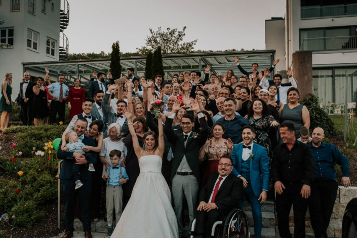 Gruppenfoto mit der ganzen Familie bei Hochzeit