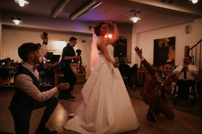 Braut tanzt beim Hochzeitstanz