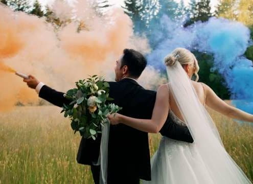 Brautpaar bei Fotoshooting mit bunten Rauchfackeln