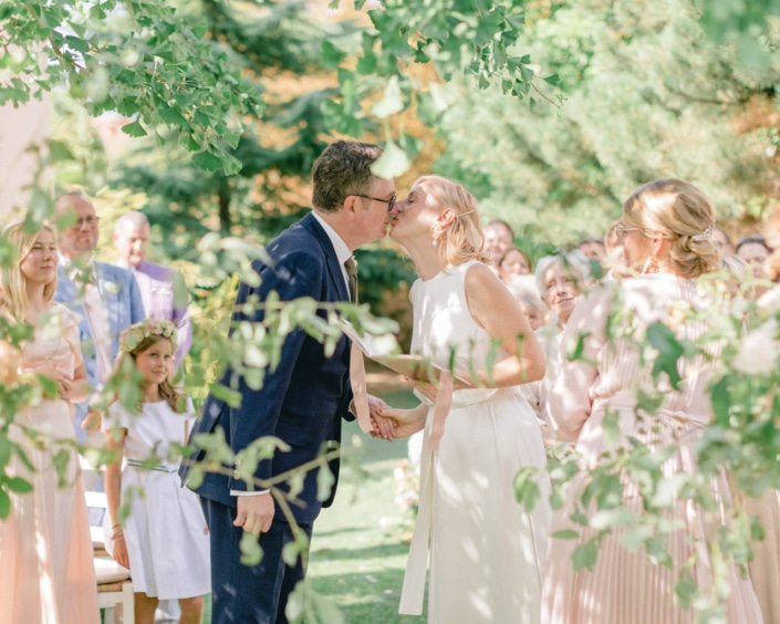Sommerhochzeit mit Kuss des Brautpaares