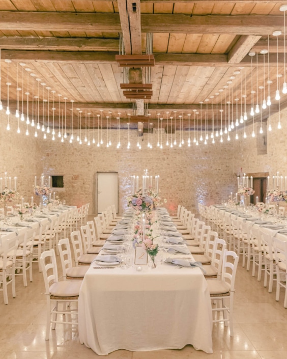 Hochzeitssaal mit vielen Lichtern und Lampen