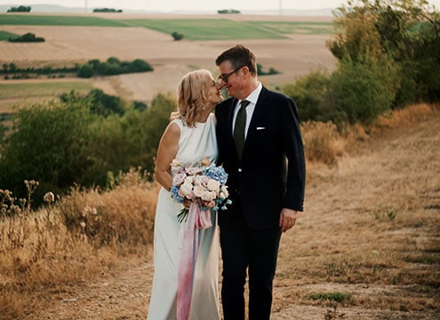 Hochzeitspaar Britta und Marc auf Weinberg von Boutier und Koeller in der Pfalz