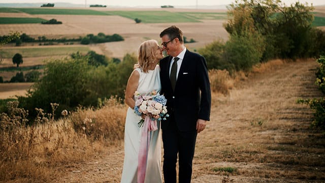 Hochzeitspaar Britta und Marc auf Weinberg von Boutier und Koeller in der Pfalz