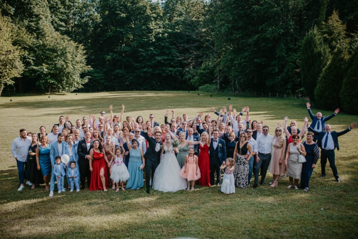 Gruppenfoto auf der Wiese der Hochzeitslocation Hoher Darsberg