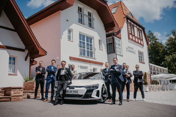 Gruppenfoto Bräutigam mit Auto Hoher Darsberg