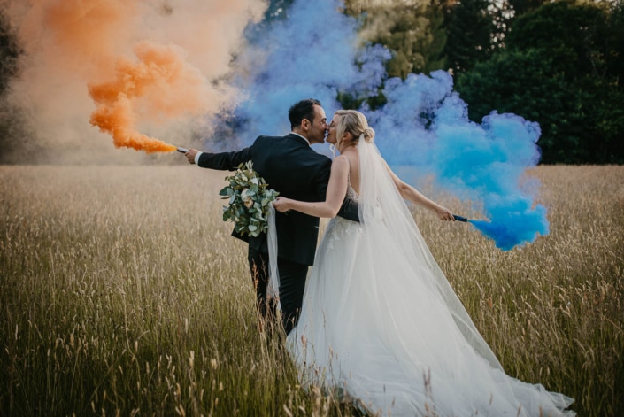 Brautpaar mit Rauchbomben