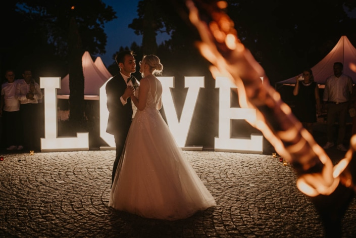 LOVE Buchstaben bei Hochzeit