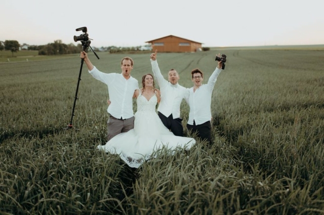 Nicolas & Pascal – Das sind wir!

Vor 8  Jahren haben wir uns über gemeinsame Freunde kennengelernt. Und es war direkt klar: Hier sitzen zwei Filmfreaks am selben Tisch. 🤓🤓 

Also haben wir nicht lange gefackelt und unser erstes gemeinsames Projekt auf die Beine gestellt: ein Dokumentarfilm mit dem schönen Titel „Schützenfest – So sind halt wir Dorfkinder“. 

Nach einigen Imagefilmen und freien Projekten haben dann Freunde gefragt, ob wir ihre Hochzeit begleiten würden. “Ja, Ja.. easy kriegen wir schon hin – kein Problem!” Da wussten wir noch nicht wieviel Know-How, Planung und (NACH-)Arbeit dahinter steckt.. ABER auch nicht wieviel Spaß es macht in die Welt der Paare einzutauchen, neue Menschen kennenzulernen, an Orte zu gehen, die wir sonst nie gesehen hätten und unsere Kreativität voll auszuleben! 🤩🤩

Tja, und nun sind wir seit 2016 im Hochzeitsfieber und fast 40 Paare haben uns mittlerweile das Vertrauen geschenkt! Dafür sind wir so unglaublich dankbar!!! 🙏🙏🙏 Gleichzeitig motiviert es uns natürlich in unserer Arbeit, sodass wir uns nun verstärkt auf die Hochzeiten konzentrieren wollen. 

Wer uns kennt weiß, dass wir nicht gerade als Social-Media-Helden bekannt sind und uns eher hinter der Kamera wohlfühlen. Aber das wollen wir in 2022 ändern! Daher haben wir einiges geplant, werden euch in Zukunft fleißig mit Infos und kreativem Content versorgen und uns auch öfter vor der Kamera zeigen! 

#weddingfilmmaker #heiraten2022 #wirheiraten2022 #videograph #hochzeitsvideo #hochzeitsfilm #hochzeitsplanung #heiratenpfalz #pfalzhochzeiten #pfalzlust #pfalzlover