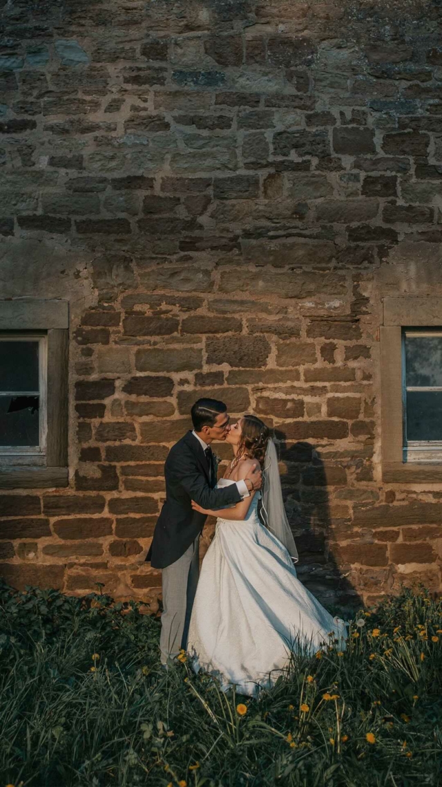 Wir lieben Hochzeiten bei denen unterschiedliche Kulturen zusammenkommen und gemeinsam feiern! 

Und diese Hochzeit war einfach besonders. Die Ehversprechen von Zübeyde und Joachim waren einfach so intensiv, dass wir fast vergessen haben weiter auf unsere Kamerabildschirme zu schauen, weil wir selbst so gefesselt waren.   Joachim hatte für seine Zübeyde sogar ein Eheversprechen auf türkisch vorbereitet - GÄNSEHAUT! Das werden wir euch in den kommenden Tagen natürlich noch einmal hochladen. 
Die beiden haben heute übrigens ihren HOCHZEITSTAG!! :-) Herzlichen Glückwunsch ihr Sweeties!   Schaut euch gerne solange den ganzen Film auf unserer Homepage www.nicolasundpascal.de an (Link in der Bio).

Wie findet ihr den Teaser?
Wenn er euch gefällt, dann teilt ihn sehr gerne! :)

Location: @weingutheitlinger 
Foto: @_weddingcrasher_ 
DJ: @djvolkanyksl 

#hochzeitsfilmer  #hochzeitsvideo #hochzeitsfilmer 
#deutschtürkisch #türkischdeutscheliebe #heirateninderpfalz #wirheiraten2023 #türkisch #türkiye