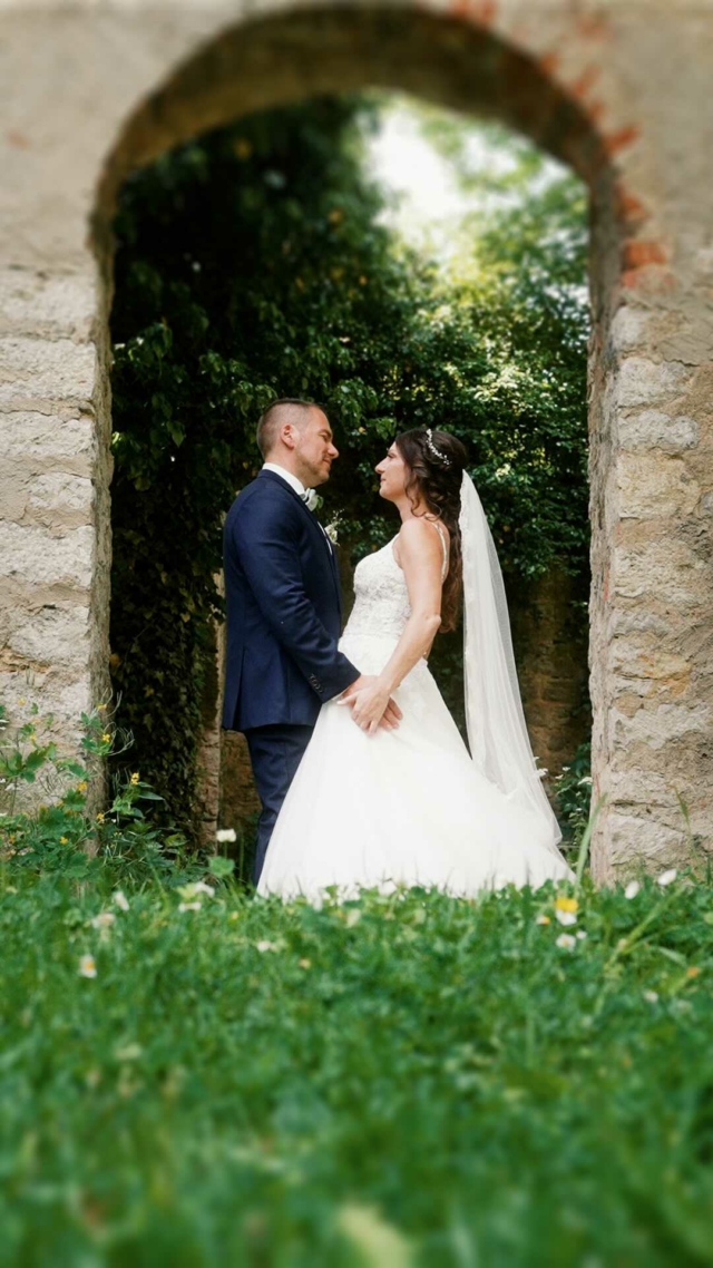 Der Firstlook – Klassisch oder modern?
  Der Klassiker: 
Der Vater führt die Braut in der Kirche zum Altar. Einer der bewegendsten und schönsten Momente des Tages, wenn ihr euch dort zum ersten Mal seht. Der lange Weg durch das Kirchentor... an den Stuhlreihen vorbei...bis vor zum Altar. Nicht selten endet das mit kollektivem Tränen vergießen! :-) Wir haben schon Pfarrer weinen sehen…   ABER:   Habt ihr schon einmal über einen First-Look OHNE eure Gäste nachgedacht? So schafft ihr einen besonders intimen Moment, bei dem ihr euch voll und ganz auf den anderen einlassen und euren Emotionen freien Lauf lassen könnt.  
Und es ist vermutlich der ruhigste gemeinsame Moment des Tages.. :-) 

Ja, okay – klar, wir Videographen sind auch dabei. Aber seid euch sicher, wir halten uns im Hintergrund und wissen mit diesem Moment behutsam umzugehen! 
 Was denkt du: Klassisch oder Modern?  
&
Sind die Texte eigentlich zu lang – wollt ihr mehr oder weniger lesen?  😅

#heirateninderpfalz #weddinginspiration #pfalzliebe #hochzeitsvideografie #hochzeitsfotografpfalz #wirheiraten2023 #heiratsantrag