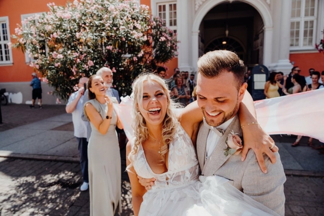 Heute haben wir @fabsel.ko und @marcel__238  ihren Hochzeitsfilm und ihre Hochzeitsfotos übergeben! 🥰🙂☀️Danke für euer tolles Feedback und die lieben Worte! Ach, einfach schön, wenn unsere Paare glücklich sind! Wir sind ganz happy und wünschen euch ein tolles Wochenende! 🎉🥰

Kleid: @mybridalboutique 
Schmuck: @juvelan 

#hochzeitsfotografie #hochzeitsinspiration #hochzeitskleid #brautundbräutigam #weddingtime #weddingday #hochzeitsfieber #weddinglove #justmarried  #heiraten #speyer #heirateninderpfalz #heiratenindersüdpfalz #zumwohldiepfalz #pfalzliebe